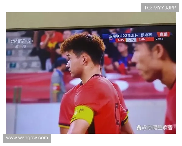 刘浩帆过顶长传策动进攻王钰栋凌空抽射遗憾打飞瞬间赛场焦点画面回顾